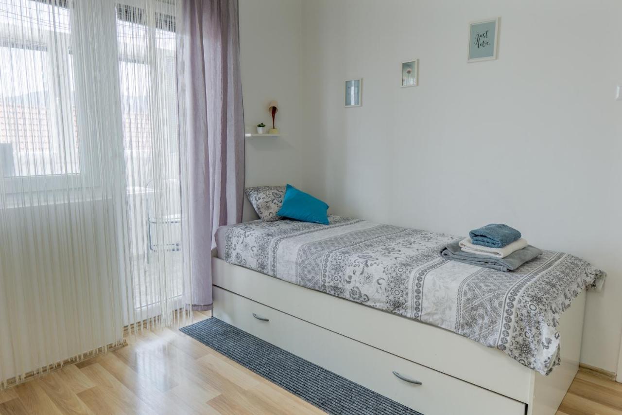 Apartment Pemper - Self check in&check out Otočac Esterno foto
